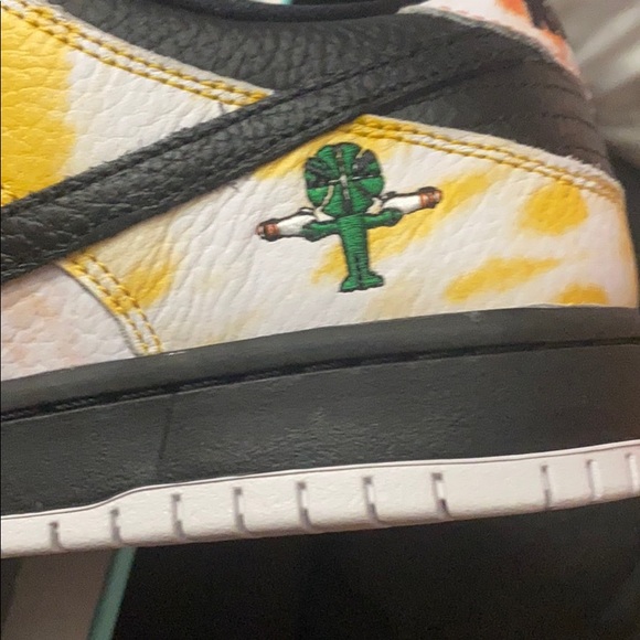 BRAND NEW !!! NikeSB DUNK Low Pro QS “RayGun” - Picture 4 of 12